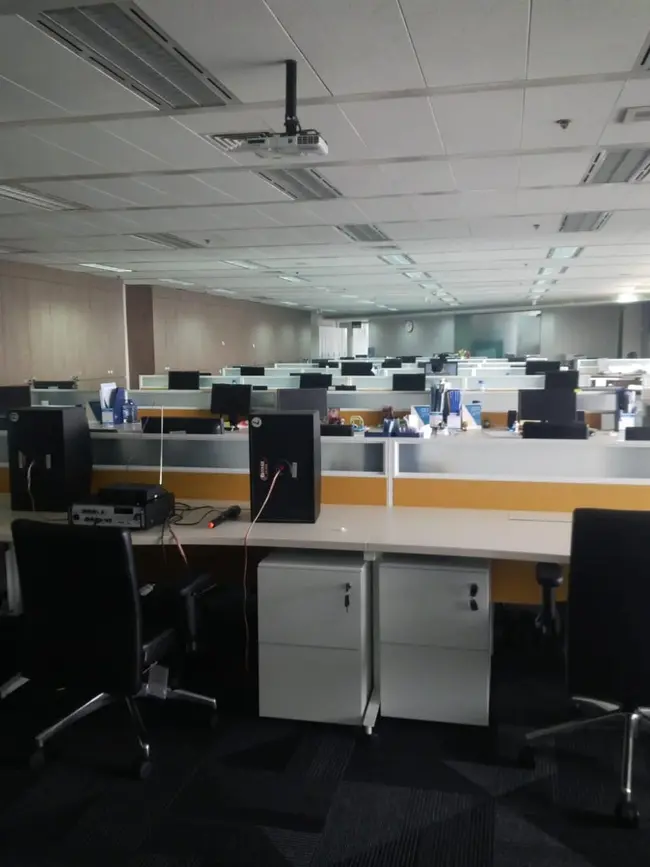 Ruang kerja eksekutif BNI dengan meja mahogany dan lampu hijau klasik di Wisma BNI