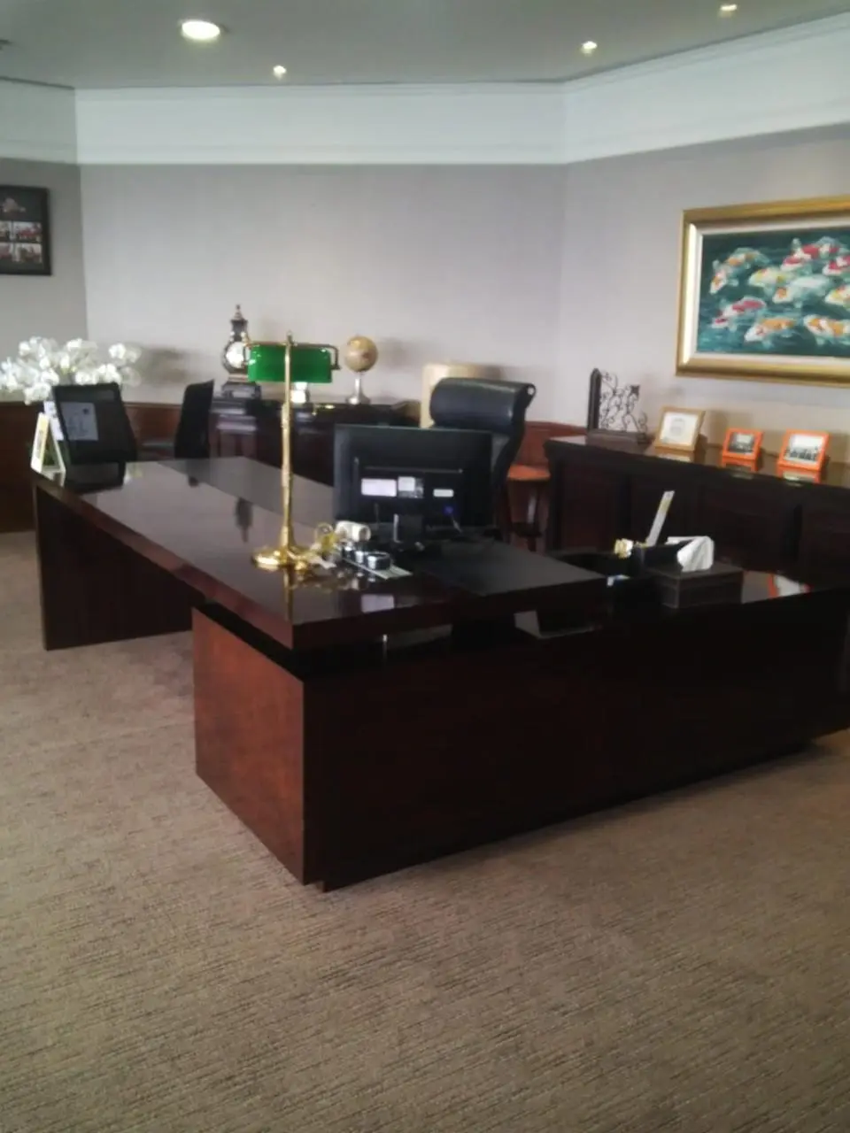 Area open space kantor BNI dengan workstation bersekat dan proyektor di Wisma BNI