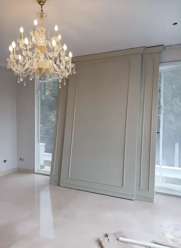 Kamar tidur klasik feminin dengan chandelier kristal dan panel dinding soft ivory di Lebak Bulus
