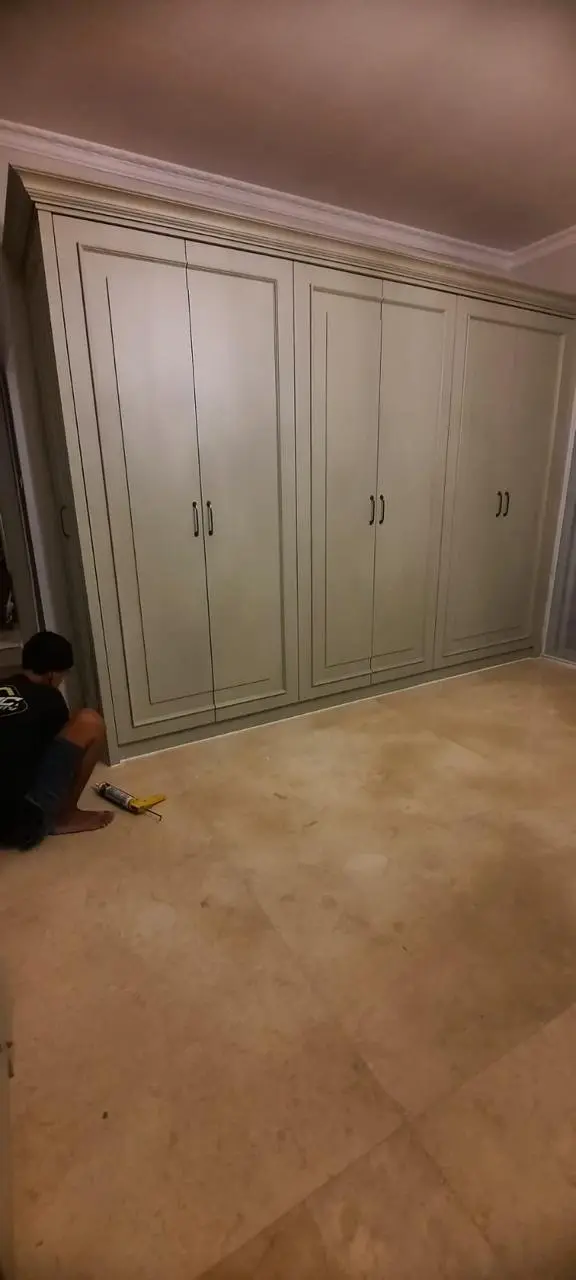 Proses pemasangan lemari built-in klasik di kamar tidur Lebak Bulus