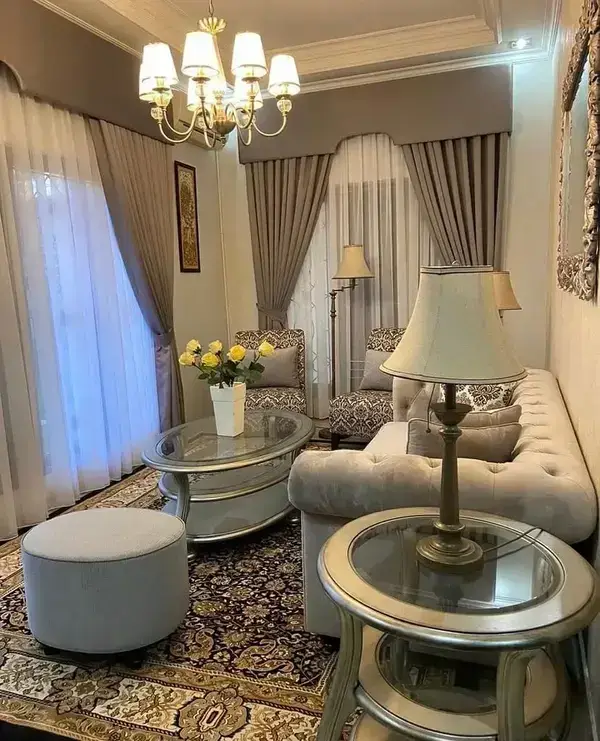 Ruang tamu semi classic modern dengan sofa tufted, chandelier, dan karpet bermotif di Rawamangun